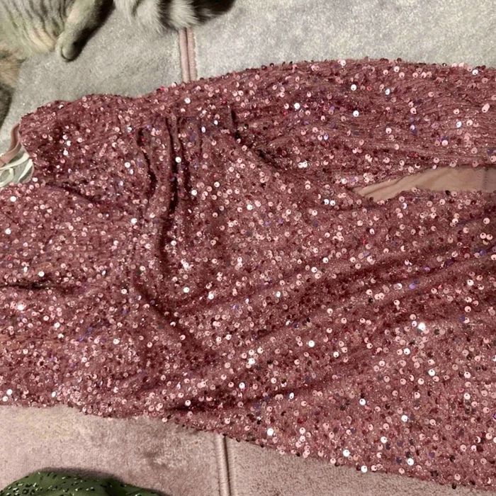 Бална рокля с пайети и цепка