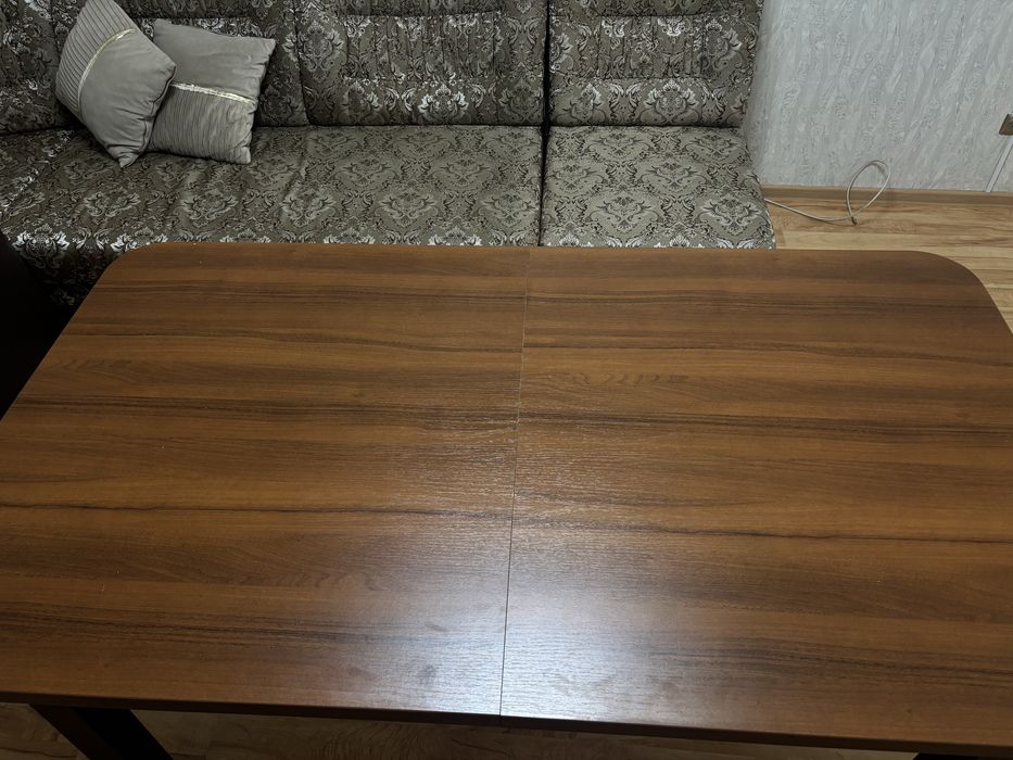 Продам стол для гостиной