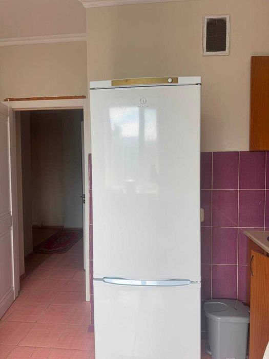 Продается БУ Холодильник Indesit