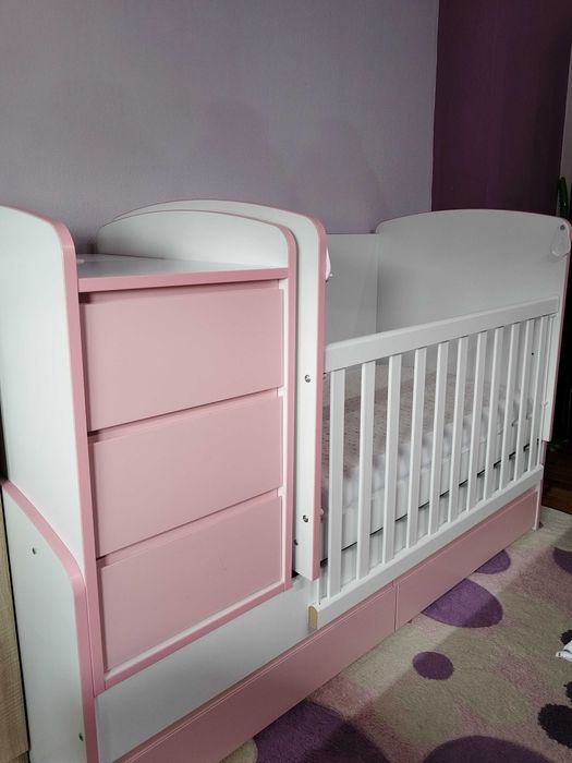 Детско легло с люлеещ механизъм с включен матрак.