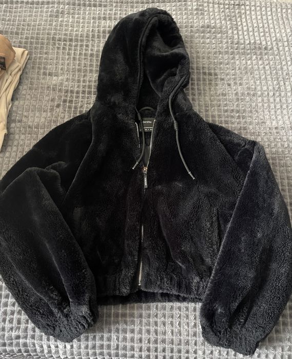 Черно пухкаво яке Bershka