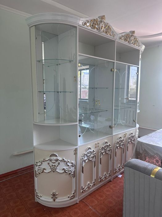 Роскошная гостиная витрина (горка) в классическом стиле