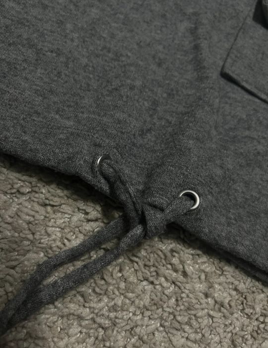 Bluză gri cu maneci lungi și buzunar frontal