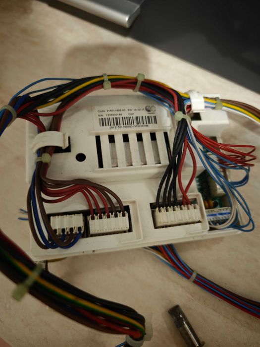 Hotpoint-Ariston AWM 1081 за вграждане мотор и платка