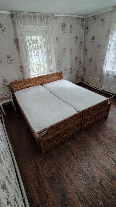 Две кровати и два матраса. Отдам даром.