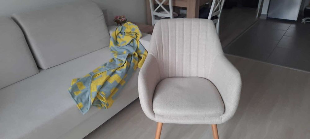 Fotoliu bej / stejar Material textil. Perne din spumă. Picioare din lemn masiv. 66x84x68 cm