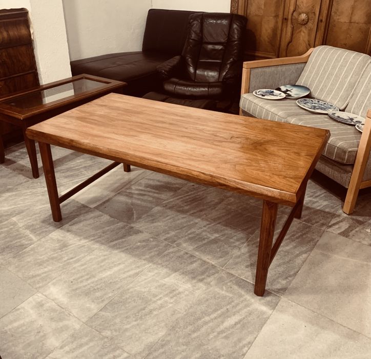 Шведска маса – скандинавски стил, масив + орехов фурнир