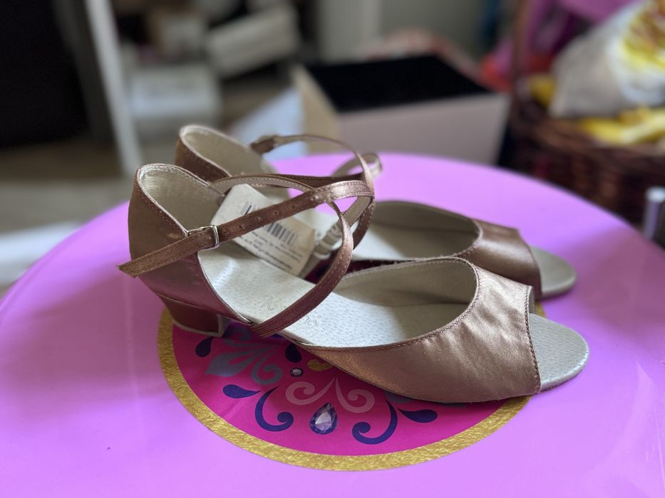 Продам новые танцевальные туфли 37 размер