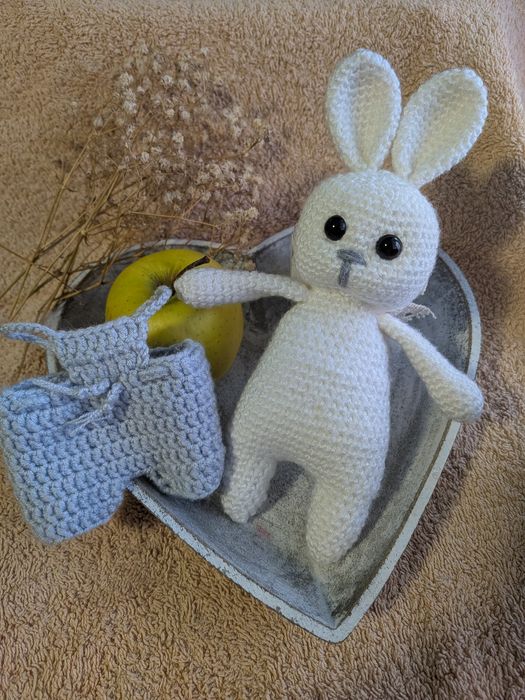 Iepuras crosetat manual 20 cm cu salopeta detasabila