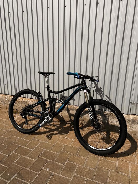 Bicicletă full suspension