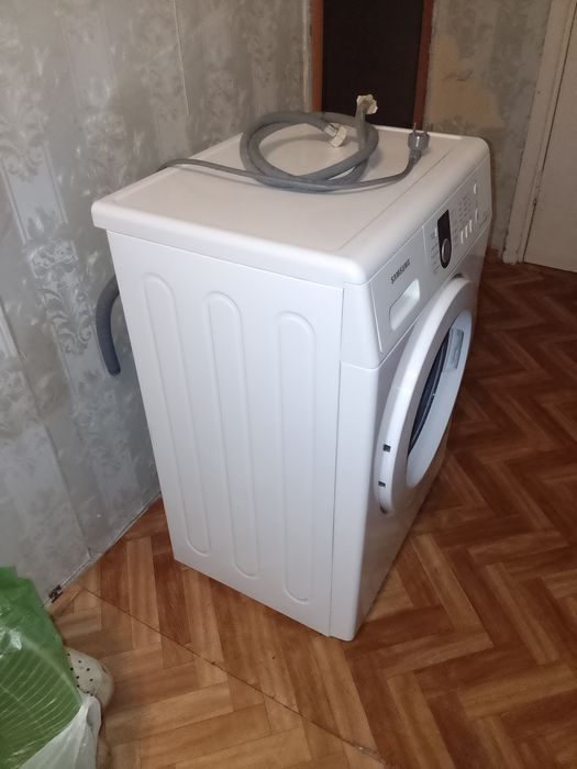 Срочно продаётся машинка САМСУНГ.