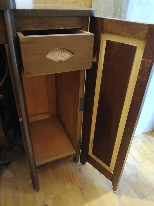 Антикварная швейная машинка