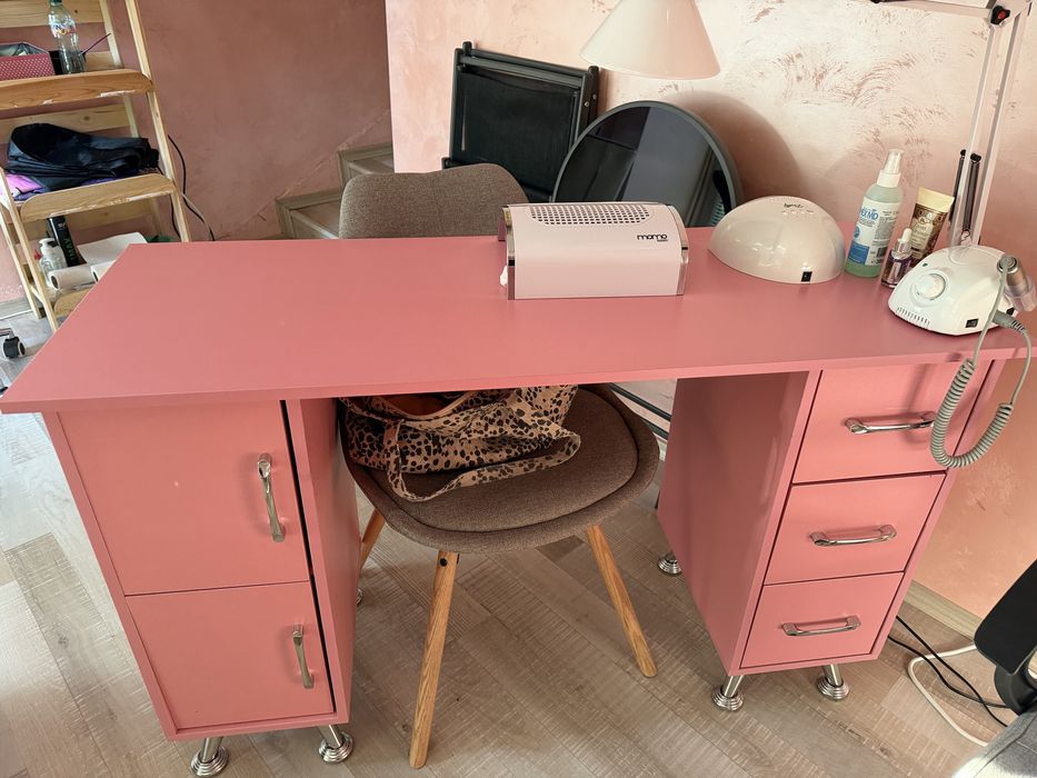 Бюро и стол  цена 120€ лично предаване