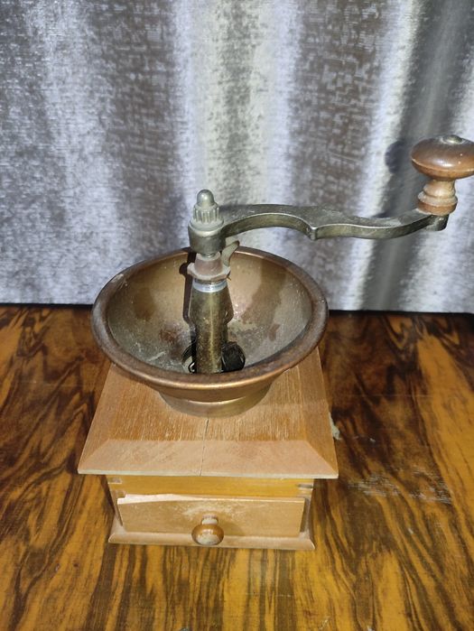 Қўл тегирмон сотилади