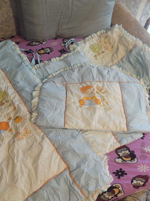 сини обиколници за кревачето на бебето