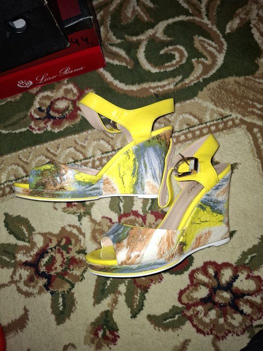 Яркие босоножки на танкетке