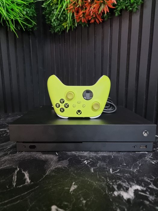 Noble Amanet - Xbox One X, 1TB, 1 Joystick