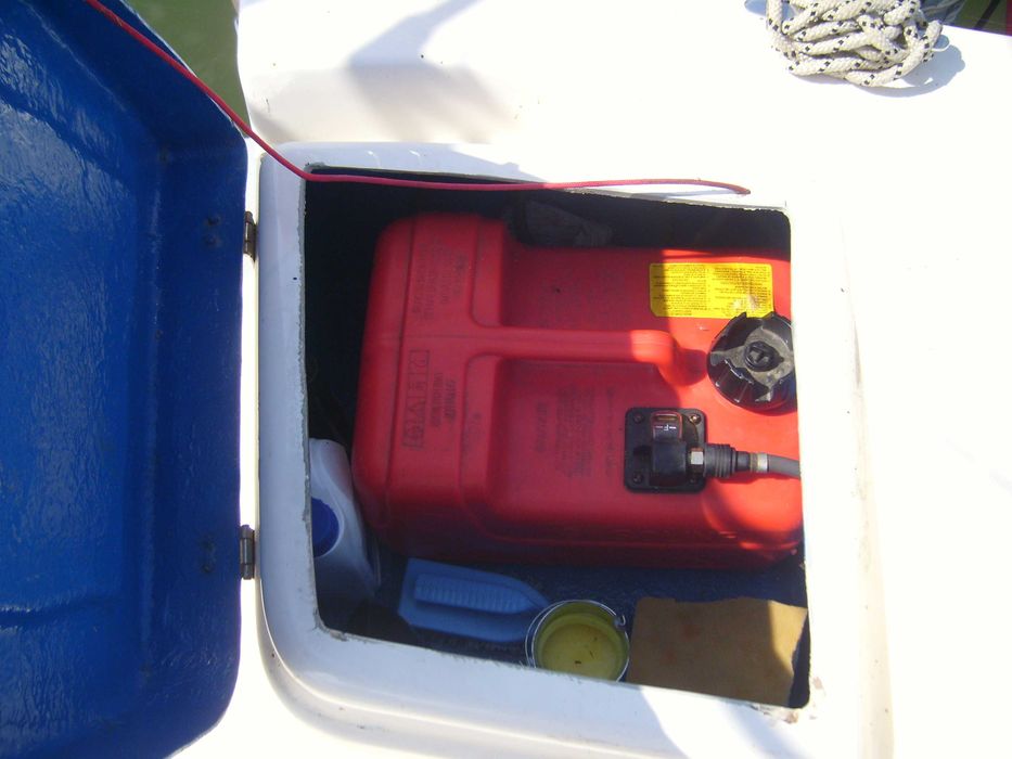 Ветроходна яхта с извънбордов двигател Хонда 20...