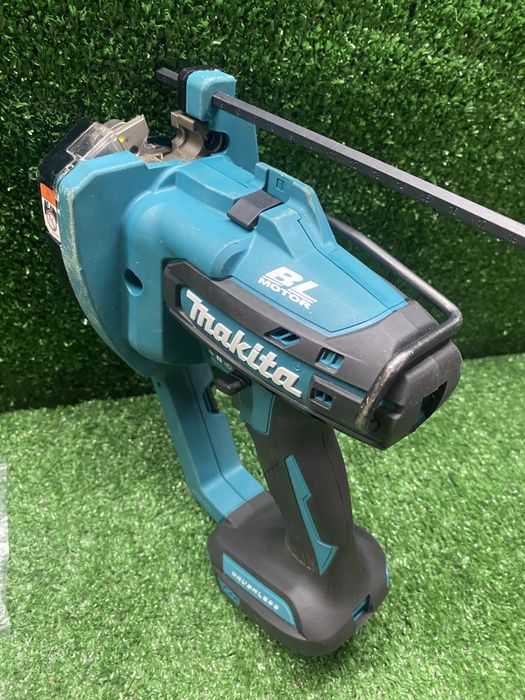 Безчеткова машина за рязане на шпилки Makita DSC 102