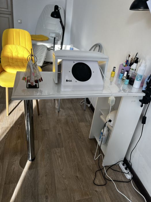 Продается маникюрный стол