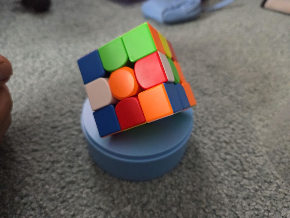 Vând 2 cuburi Rubik