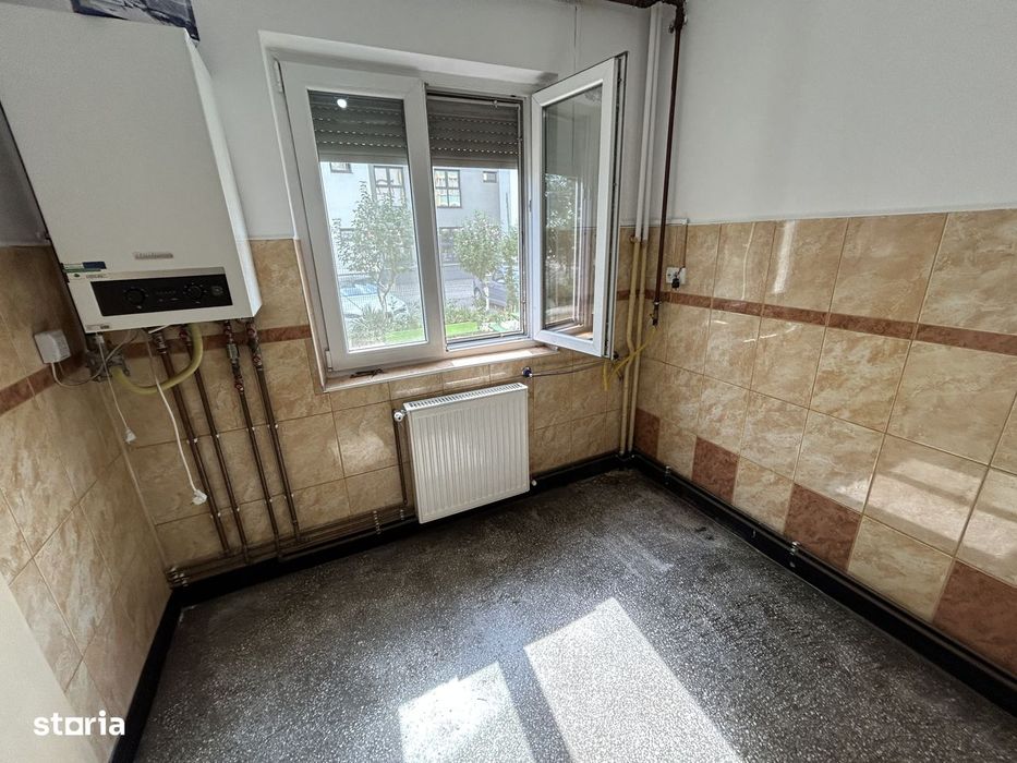 Vand apart.3 cam.Calea Romanilor,la parter inalt,bloc caramida 4 etaje