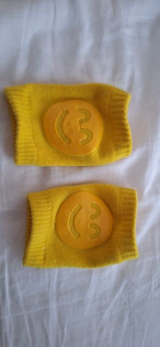 Каска и наколенки за защита на бебе