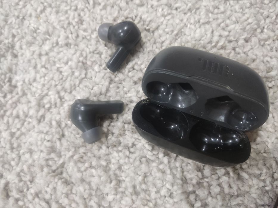 JBL200tws в хорошем состоянии