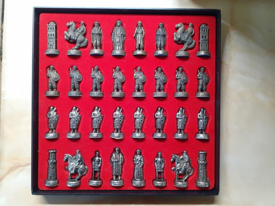 Метални шахматни фигури