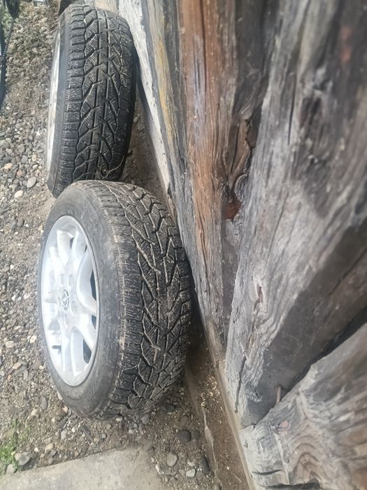 Vând patru jante cu tot cu cauciucuri pe 185/60 R15,se prezintă în stare perfectă