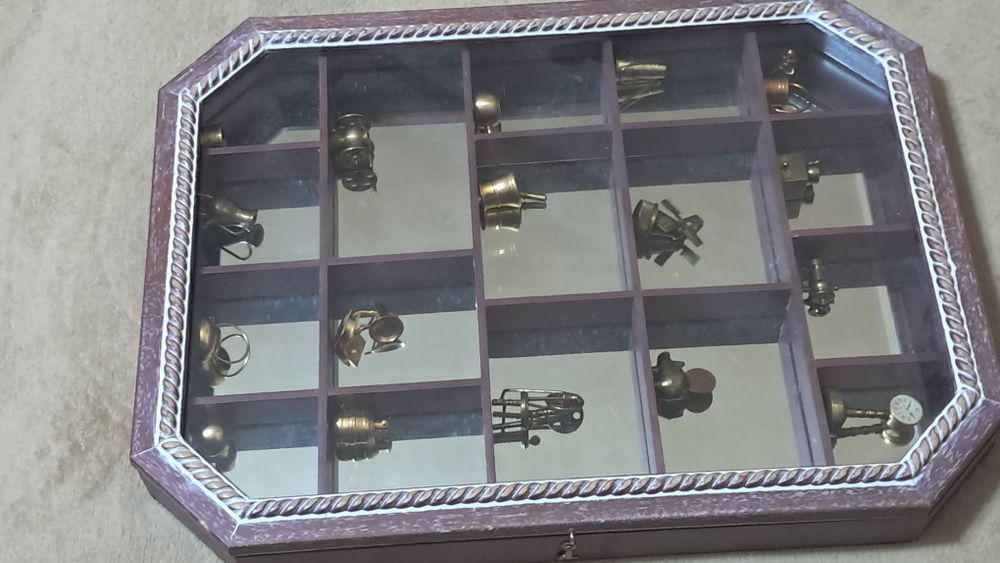 Vitrina cu 17 miniaturi din bronz
