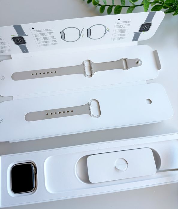 Apple Watch SE (2nd Gen) 40 mm Starlight — като нов