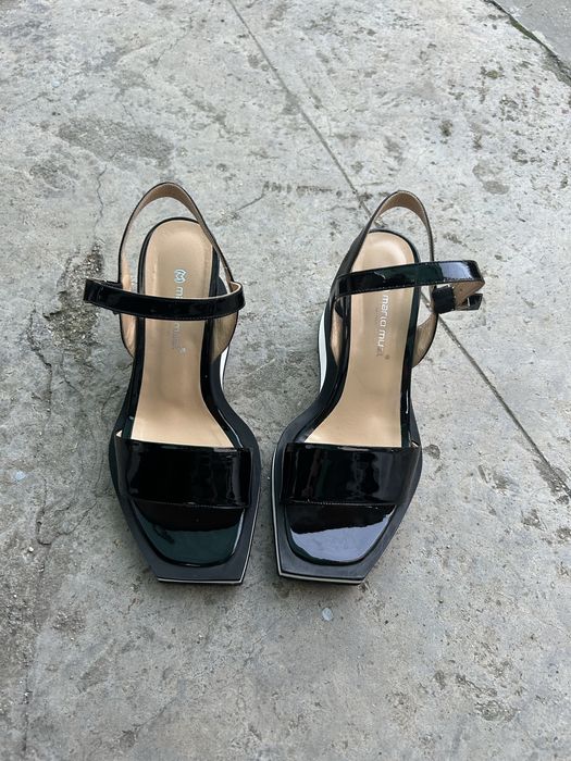 Лачени сандали