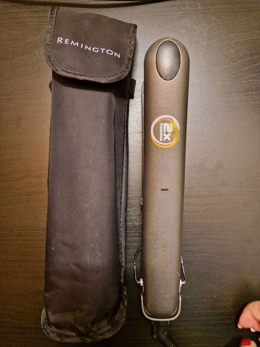 Placă de îndreptat părul Remington + husă