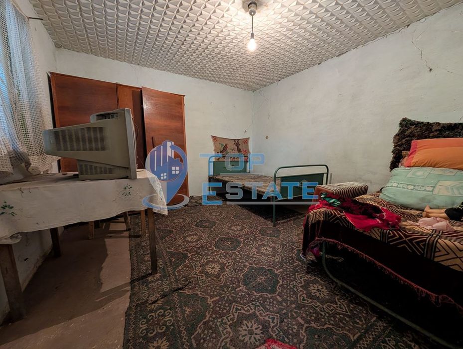 Едноетажна къща с вътрешна баня и кладенец в село Джулюница