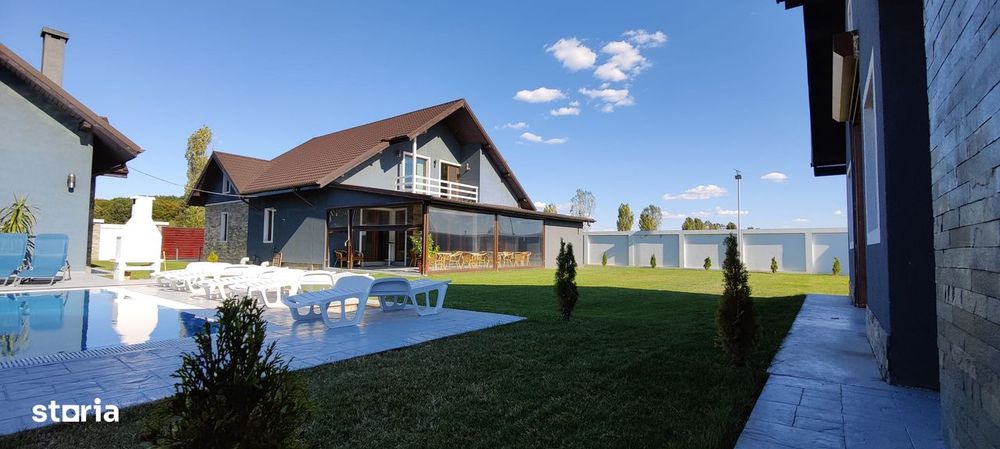 Vilă de lux cu Fotovoltaice - Curte spațioasă