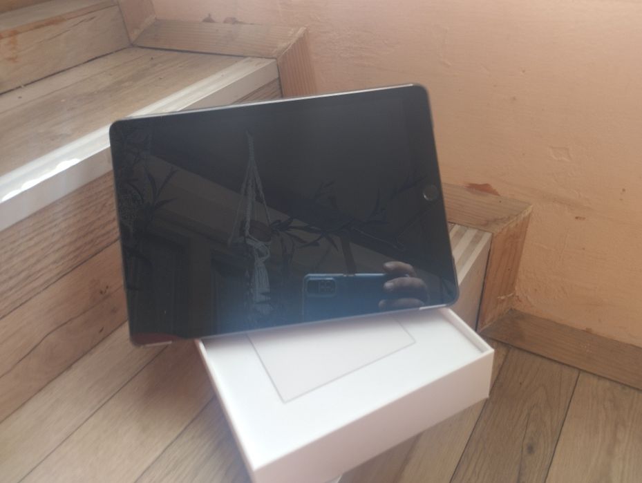iPad 9 64GB WiFi, с оригинална кутия, зарядно и два калъфа, като нов