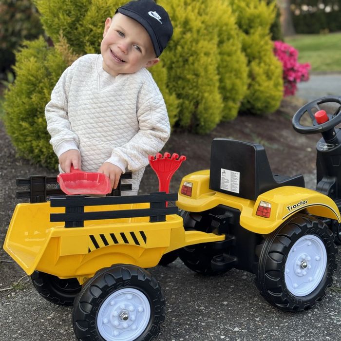 Детски трактор и ремарке с педали лопата , гребло, клаксон за 3-годишн