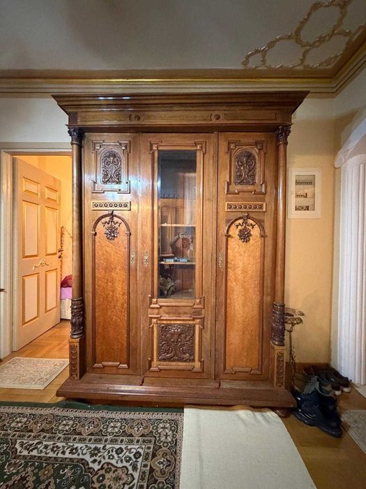Трикрилен класически гардероб от масивно дърво