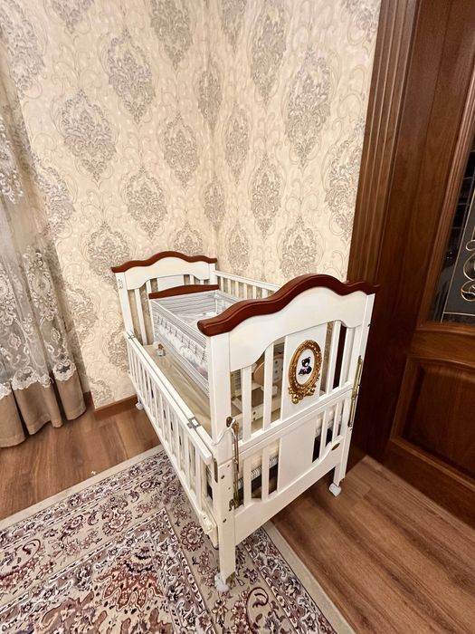 детский кровать и электронная люлька(Дубай)