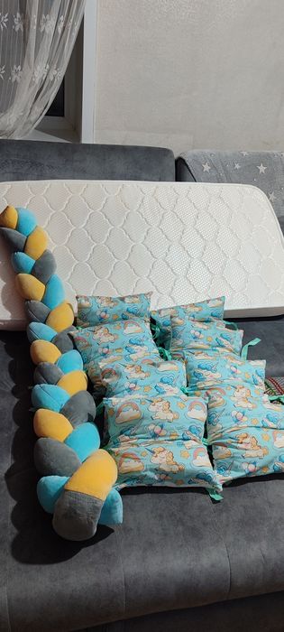 Матрац на детскую кроватку+бортики+простыни