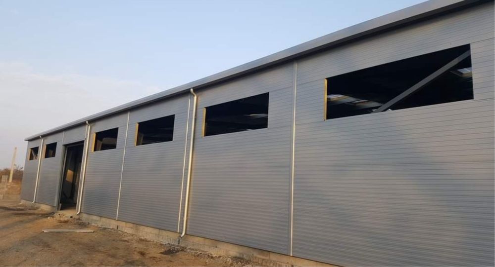 Hale metalica structura de 10x25x5 acoperita cu panou de 8 cm pentru service