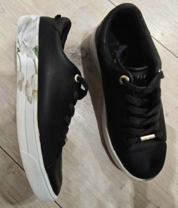 Сникърси на марката Ted Baker