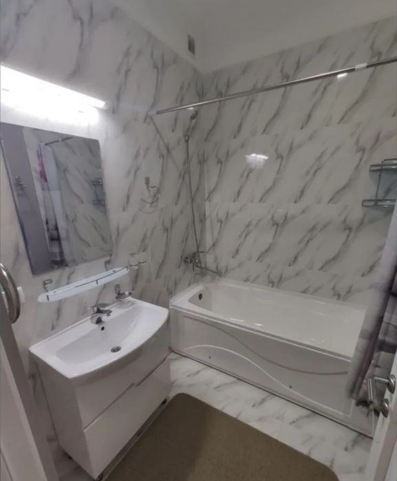 Абая. 2-х комнатная в центре