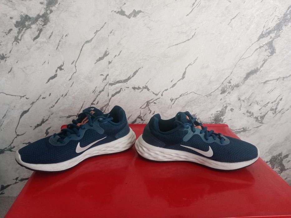 Спортивный кроссовка