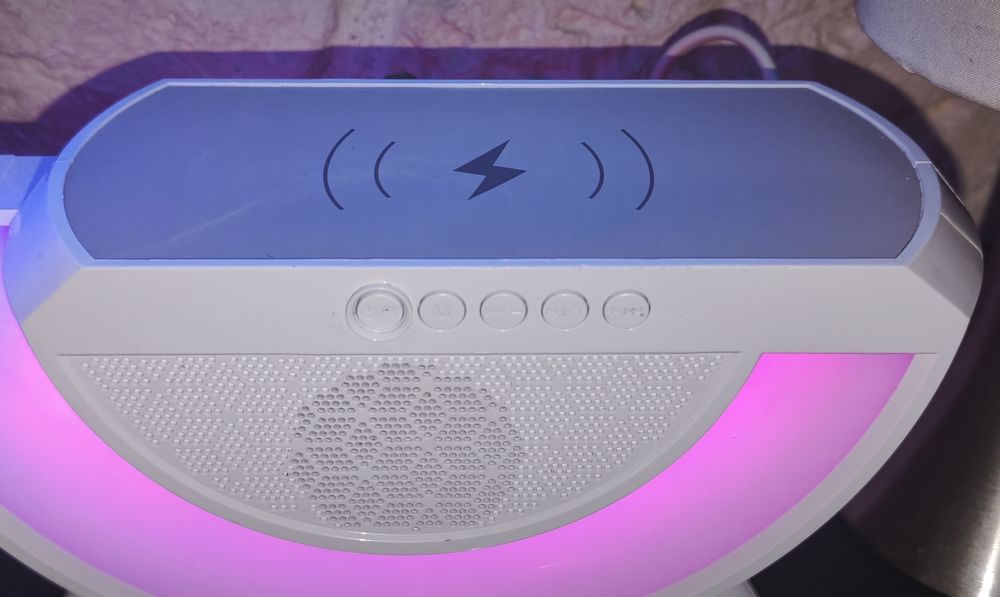 Boxă Bluetooth cu lumini și încărcare Wireless