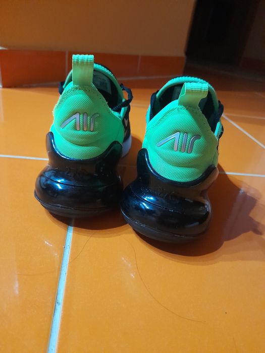 Vând adidași nike air max 270