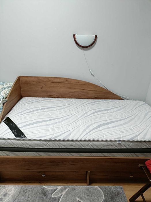 Единично легло с чекмеджета