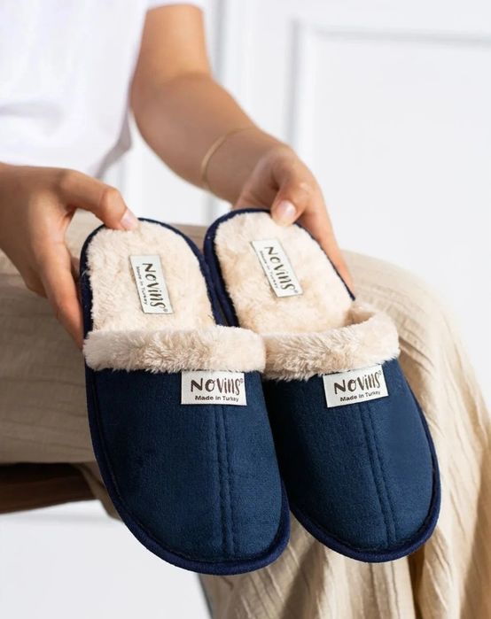 Set 3 articole ideale CADOU Papuci,ciorapi,căciula NOI cu eticheta