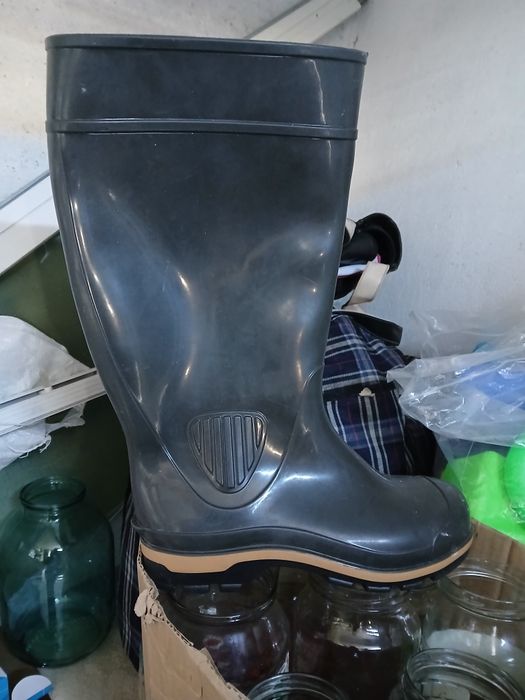 Продам срочно срочно   резиновые сапоги  есть новые  есть ьу